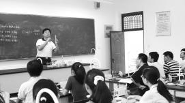 落實(shí)新課標(biāo)，教師要超越“教書”走向“育人”